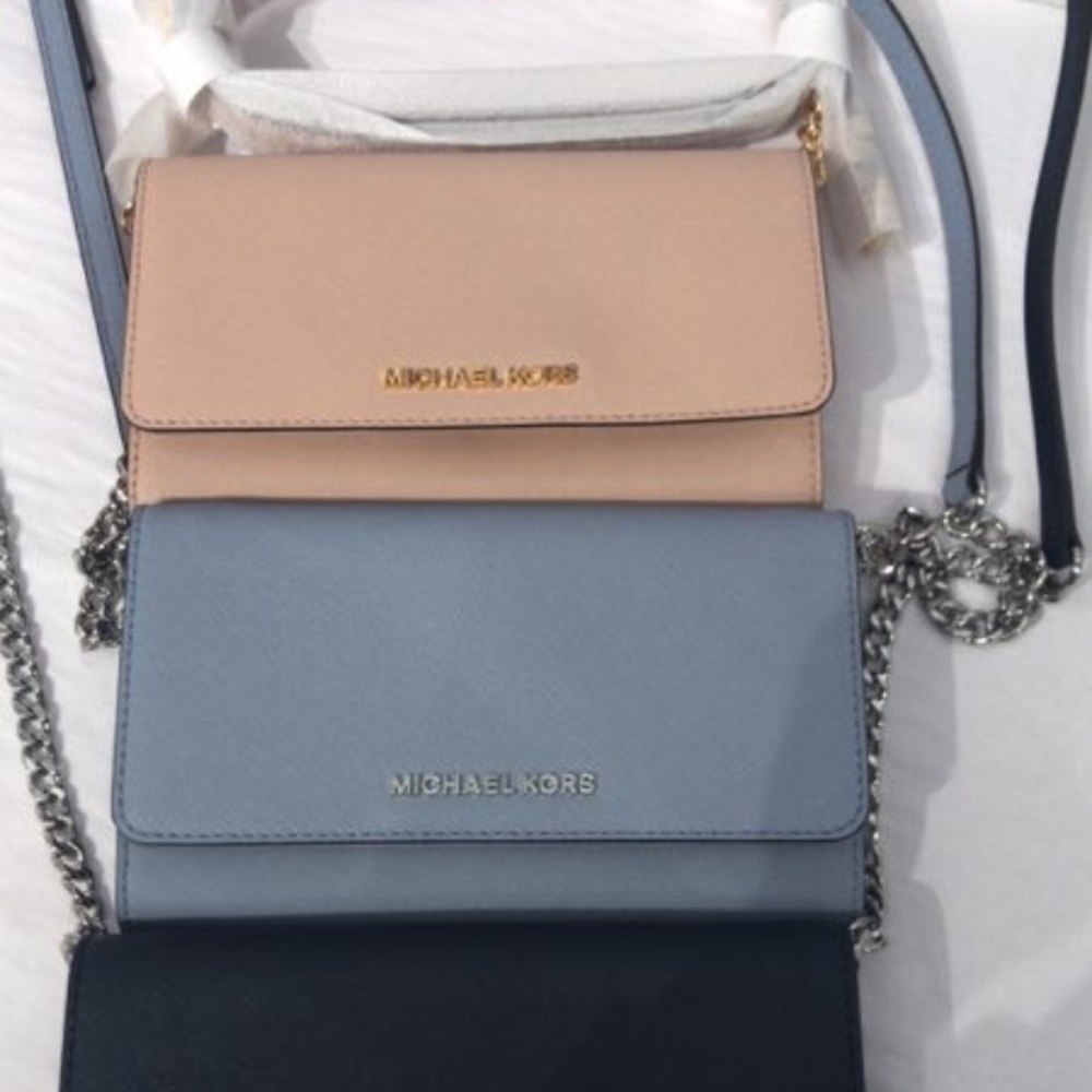 Michael Kors Large Phone Crossbody 🥰 - Picture 8 of 10